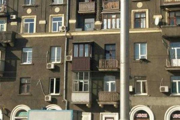 Обнаженный афроамериканец устроил "шоу" на балконе харьковского дома. Видео