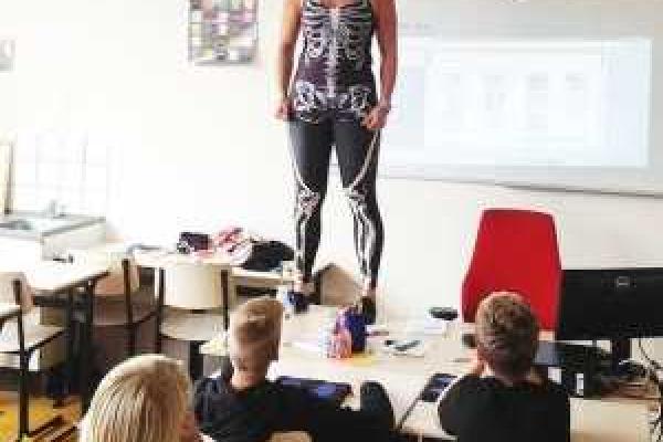 Удивила учеников: голландская учительница во время урока разделась перед школьниками