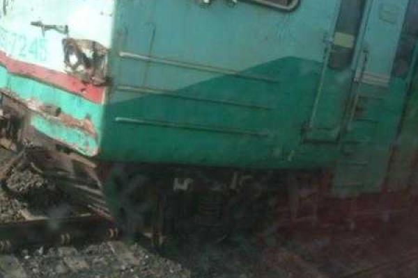 ЧП на железной дороге: в "ДНР" поезд сбил авто и сошел с рельсов