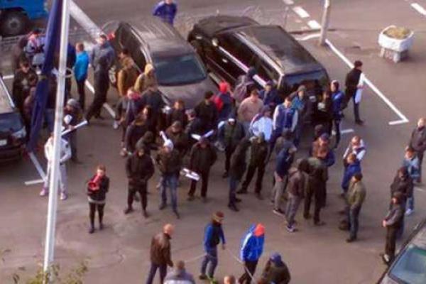 В столице представительства Евросоюза пикетировали молодые люди в спортивных костюмах В столице представительства Евросоюза пикетировали молодые люди в спортивных костюмах