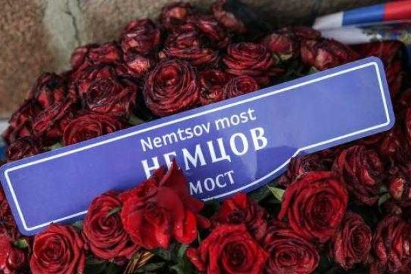 На могиле Бориса Немцова соратники и друзья политика открыли памятник На могиле Бориса Немцова соратники и друзья политика открыли памятник