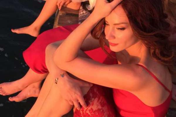 Яркая красотка Светлана Ходченкова сменила масть и стала шатенкой