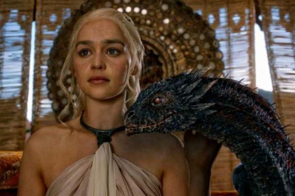 Звезда сериала "Игры престолов" признана самой сексуальной женщиной года по версии журнала Esquire