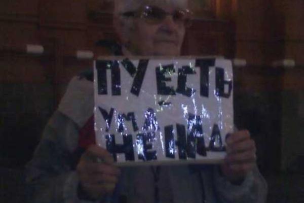 Активисты провели в Москве молчаливый пикет против политики Путина Активисты провели в Москве молчаливый пикет против политики Путина