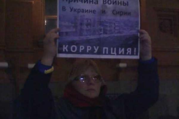 Активисты провели в Москве молчаливый пикет против политики Путина Активисты провели в Москве молчаливый пикет против политики Путина