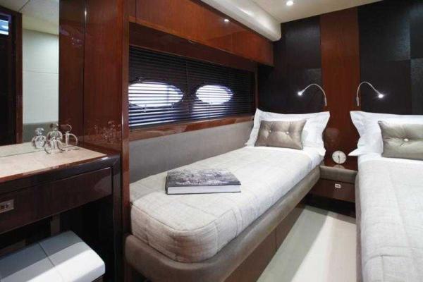 Райсуд Киева арестовал яхту беглого олигарха Сергея Курченко