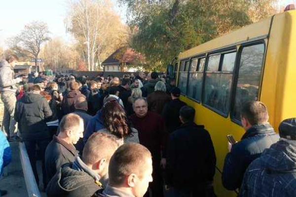 Активисты Автомайдана пикетируют дом Порошенко Активисты Автомайдана пикетируют дом Порошенко