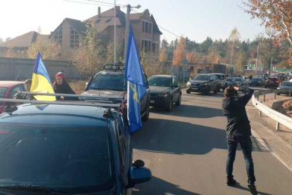 Активисты Автомайдана пикетируют дом Порошенко Активисты Автомайдана пикетируют дом Порошенко