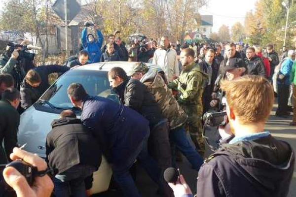 Активисты Автомайдана пикетируют дом Порошенко Активисты Автомайдана пикетируют дом Порошенко