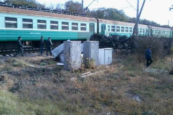 ЧП на железной дороге: в "ДНР" поезд сбил авто и сошел с рельсов