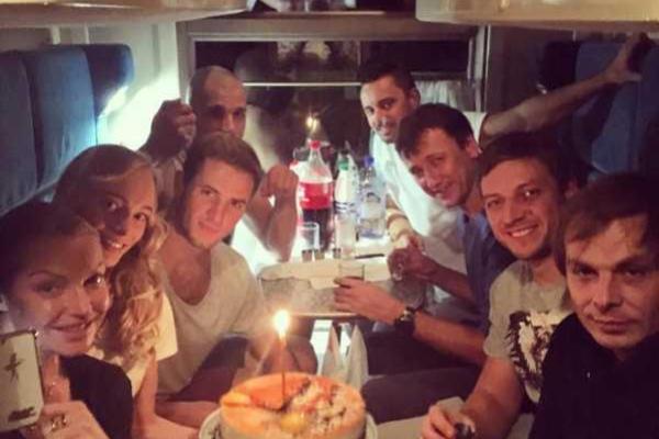 Анастасия Волочкова отметила день рождения друга в купе поезда