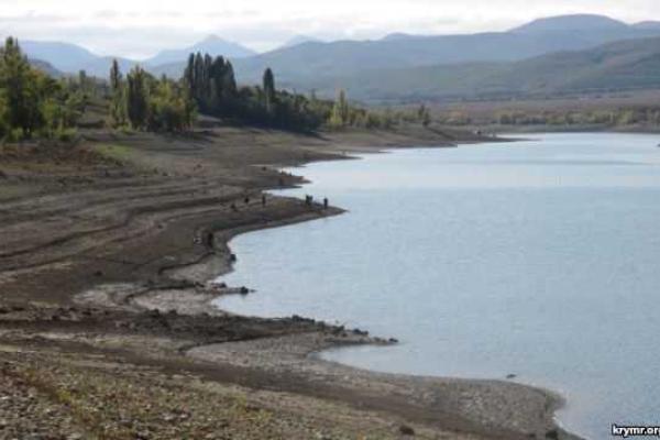 Одно из крупнейших водохранилищ Крыма продолжает стремительно мельчать