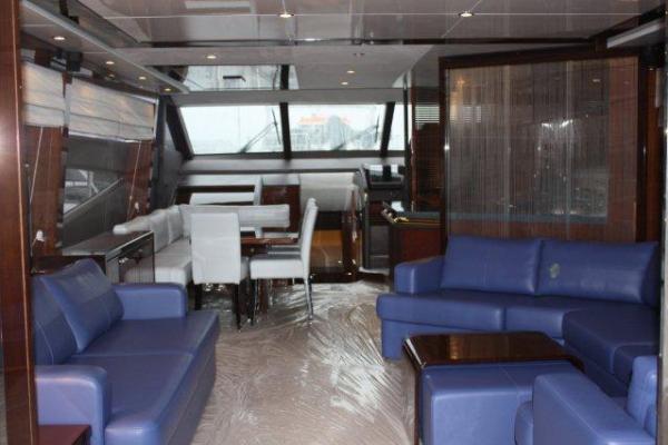 Райсуд Киева арестовал яхту беглого олигарха Сергея Курченко