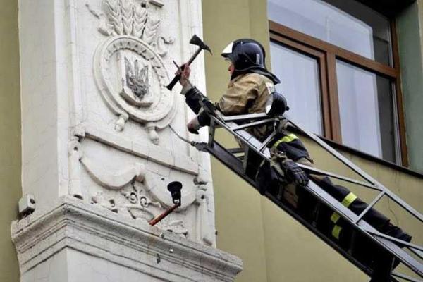 Власти "ДНР" приказали уничтожить всю украинскую символику на зданиях Донецка Власти "ДНР" приказали уничтожить всю украинскую символику на зданиях Донецка