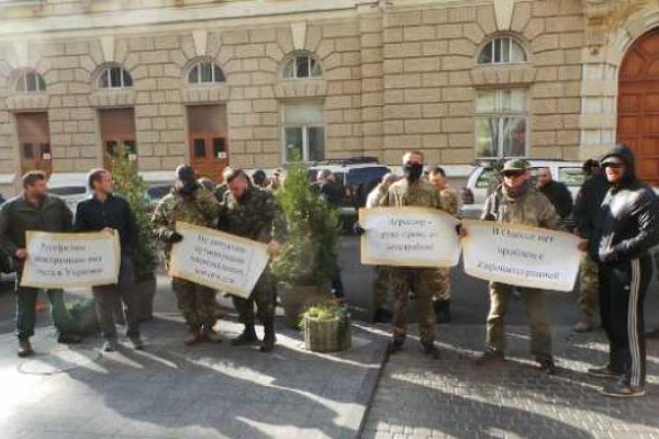 Накануне активисты "Правого сектора" блокировали одесскую гостиницу, сорвав мероприятие сепаратистов Накануне активисты "Правого сектора" блокировали одесскую гостиницу, сорвав мероприятие сепаратистов