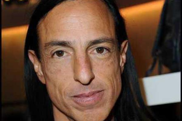 На Неделе Парижской моды скандальный дизайнер выпустил моделей на подиум в позе "69"