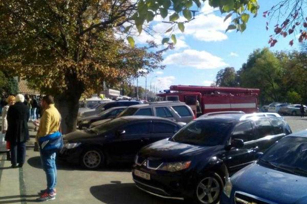 В Харькове студентов ХНУ срочно эвакуировали из-за угрозы взрыва В Харькове студентов ХНУ срочно эвакуировали из-за угрозы взрыва