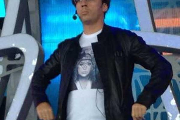 Шоумен Максим Галкин носит одежду с портретом звездной супруги