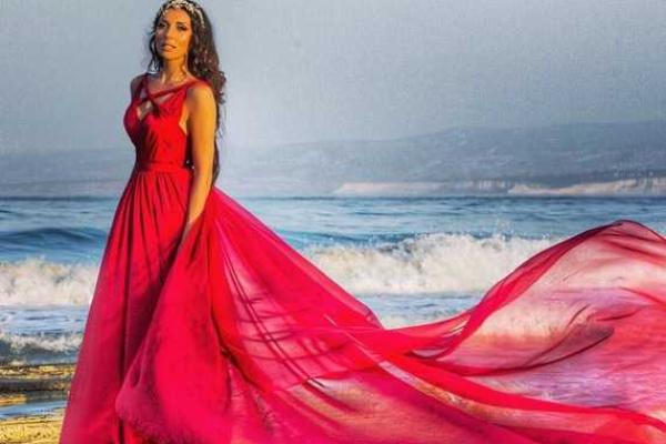 Изысканная Алсу не перестает удивлять поклонников шикарными образами