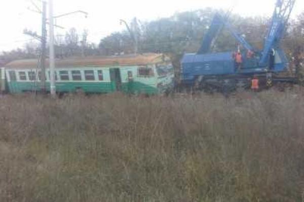 ЧП на железной дороге: в "ДНР" поезд сбил авто и сошел с рельсов