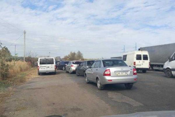 Между Красным Лиманом и Славянском на блокпосту образовалась длинная очередь - очевидцы Между Красным Лиманом и Славянском на блокпосту образовалась длинная очередь - очевидцы