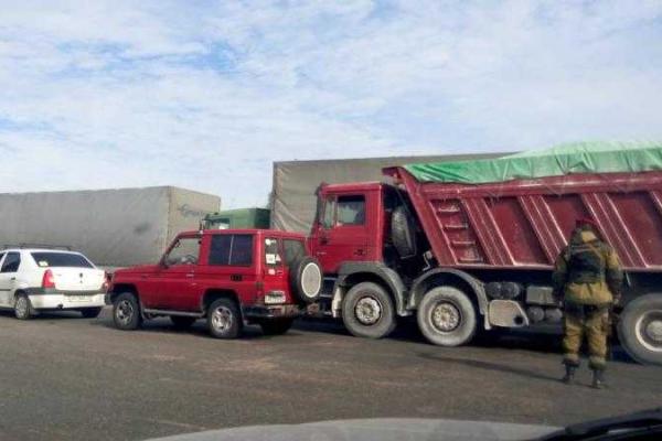Между Красным Лиманом и Славянском на блокпосту образовалась длинная очередь - очевидцы Между Красным Лиманом и Славянском на блокпосту образовалась длинная очередь - очевидцы