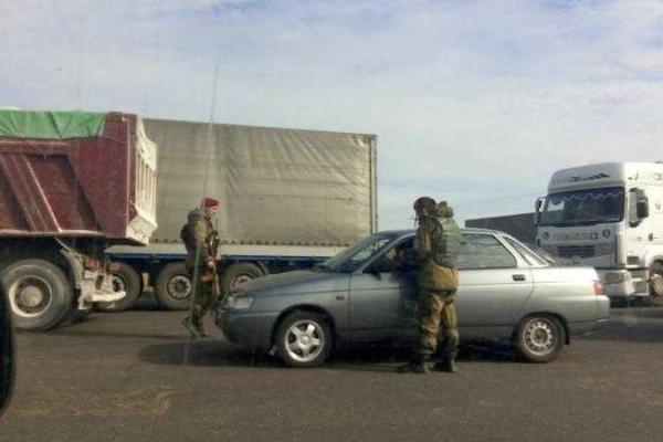 Между Красным Лиманом и Славянском на блокпосту образовалась длинная очередь - очевидцы Между Красным Лиманом и Славянском на блокпосту образовалась длинная очередь - очевидцы