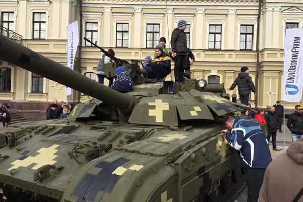 Выставка под открытым небом: киевлянам и гостям столицы показали современное военное оружие и технику