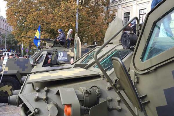 Выставка под открытым небом: киевлянам и гостям столицы показали современное военное оружие и технику