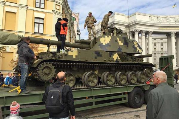 Выставка под открытым небом: киевлянам и гостям столицы показали современное военное оружие и технику