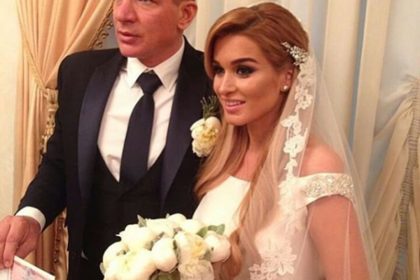 Ксения Бородина и Курбан Омаров ждут дочку и уже покупают розовую одежку