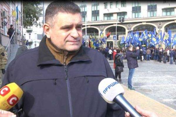 Молодежь прихватила на марш в центре столицы пиротехнику, ножи и кастеты Молодежь прихватила на марш в центре столицы пиротехнику, ножи и кастеты