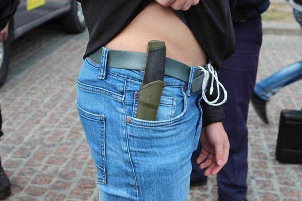 Молодежь прихватила на марш в центре столицы пиротехнику, ножи и кастеты Молодежь прихватила на марш в центре столицы пиротехнику, ножи и кастеты