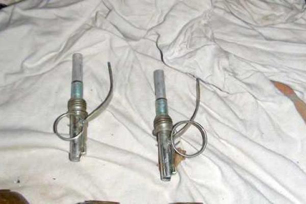 На Донетчине обнаружен схрон с оружием, спрятанный в заброшенном складе на металлобазе На Донетчине обнаружен схрон с оружием, спрятанный в заброшенном складе на металлобазе