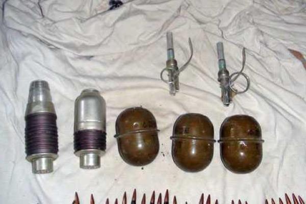 На Донетчине обнаружен схрон с оружием, спрятанный в заброшенном складе на металлобазе На Донетчине обнаружен схрон с оружием, спрятанный в заброшенном складе на металлобазе