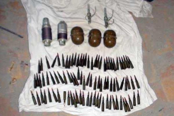 На Донетчине обнаружен схрон с оружием, спрятанный в заброшенном складе на металлобазе На Донетчине обнаружен схрон с оружием, спрятанный в заброшенном складе на металлобазе