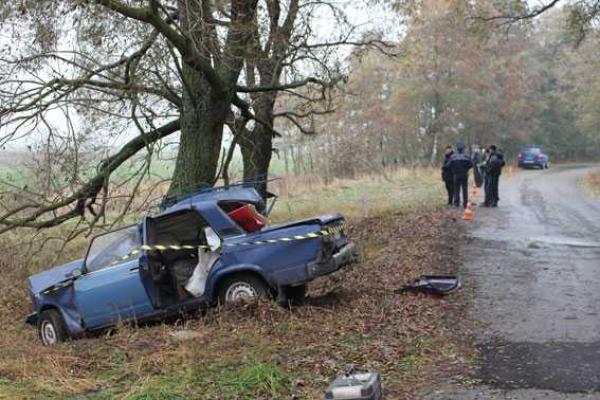 На Черниговщине водитель легковушки влетел в дерево, отправив на тот свет трех человек На Черниговщине водитель легковушки влетел в дерево, отправив на тот свет трех человек