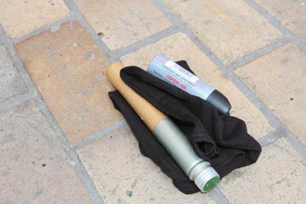 Молодежь прихватила на марш в центре столицы пиротехнику, ножи и кастеты Молодежь прихватила на марш в центре столицы пиротехнику, ножи и кастеты