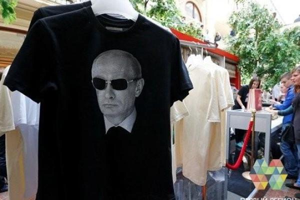Пока Россия крушит города в Сирии, московские прилавки наводнили футболки с сирийской тематикой Пока Россия крушит города в Сирии, московские прилавки наводнили футболки с сирийской тематикой