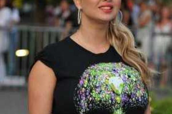 Поклонникам очень не нравится, как одевается Анна Семенович