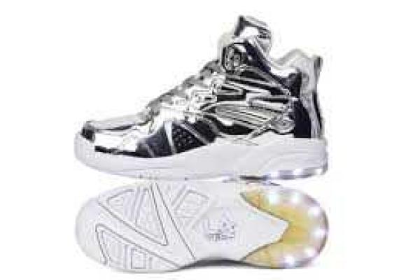 Американский рэпер Tyga представил публике серебряные светящиеся кроссовки 