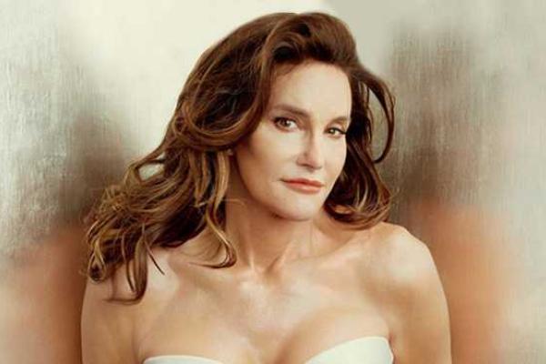 Ким Кардашьян поздравляет отчима с титулом "Женщина года"