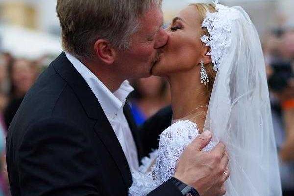 Татьяна Навка прокомментировала интервью ее падчерицы о "фальшивой" свадьбе