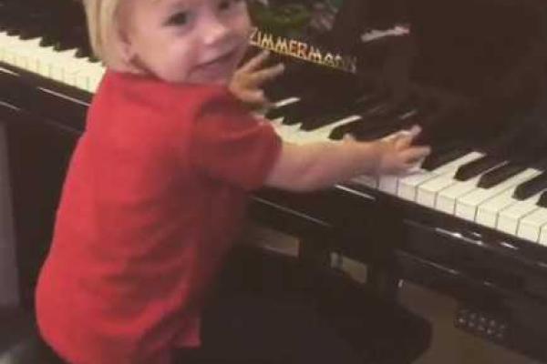 Тимати уже учит дочь Алису играть на фортепиано