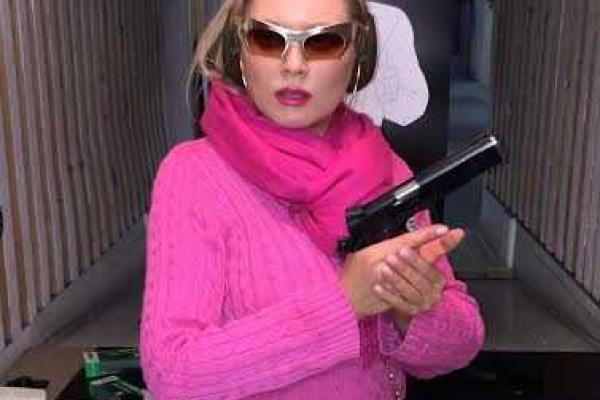 Светская львица Лена Ленина стала брать уроки стрельбы из пистолета