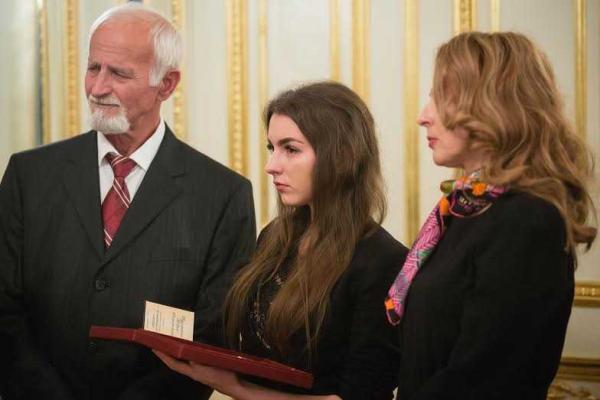 Порошенко вручил орден "За заслуги" I степени семье погибшего Кузьмы Скрябина 