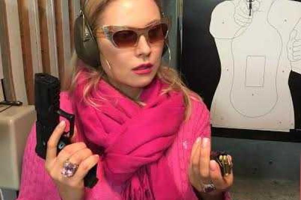 Светская львица Лена Ленина стала брать уроки стрельбы из пистолета