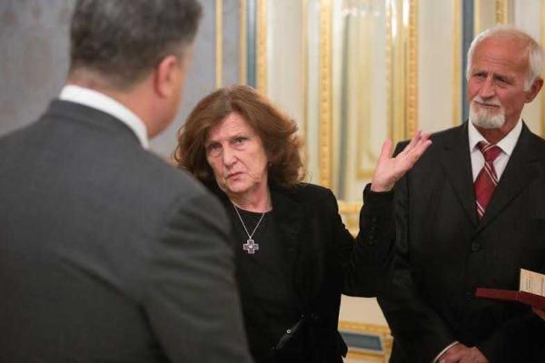 Порошенко вручил орден "За заслуги" I степени семье погибшего Кузьмы Скрябина 