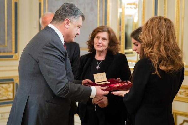 Порошенко вручил орден "За заслуги" I степени семье погибшего Кузьмы Скрябина 