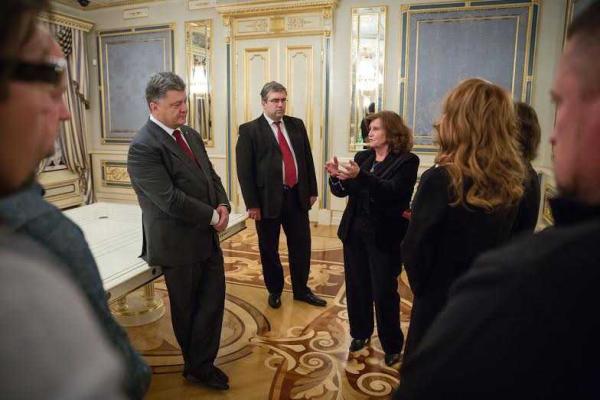 Порошенко вручил орден "За заслуги" I степени семье погибшего Кузьмы Скрябина 